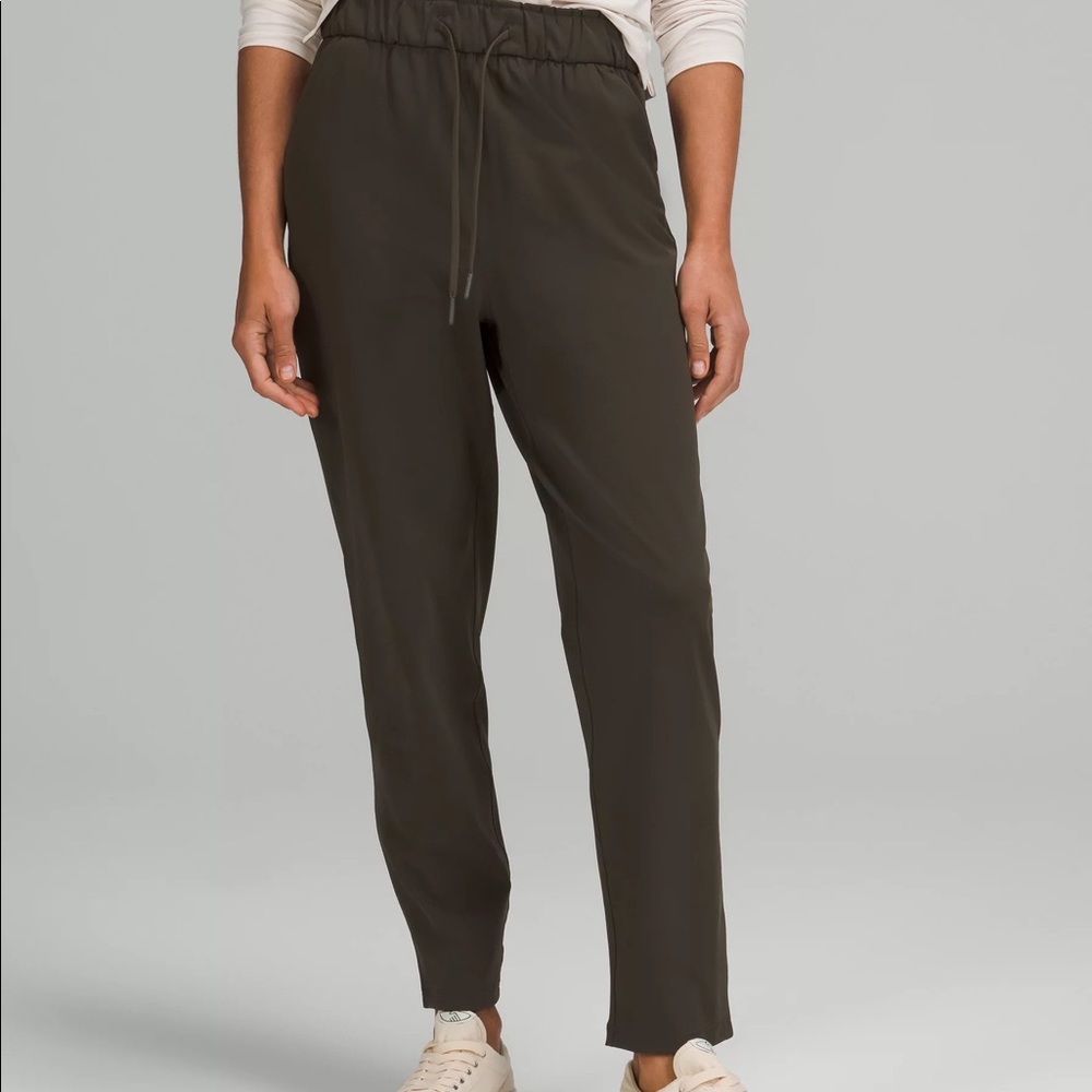 Lululemon women’s On the move relaxed fit high-rise pants 7/8 length Size 4